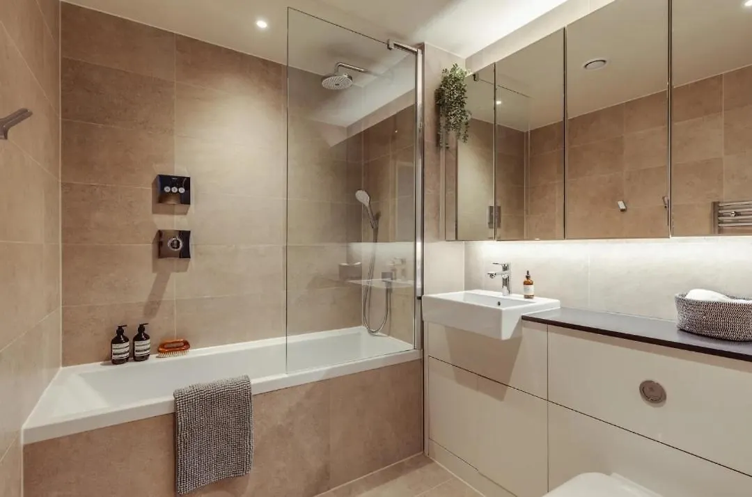 Elegant 2-Bedroom Flat Near London Bridge - Perfect Location With Easy City Access 0*,