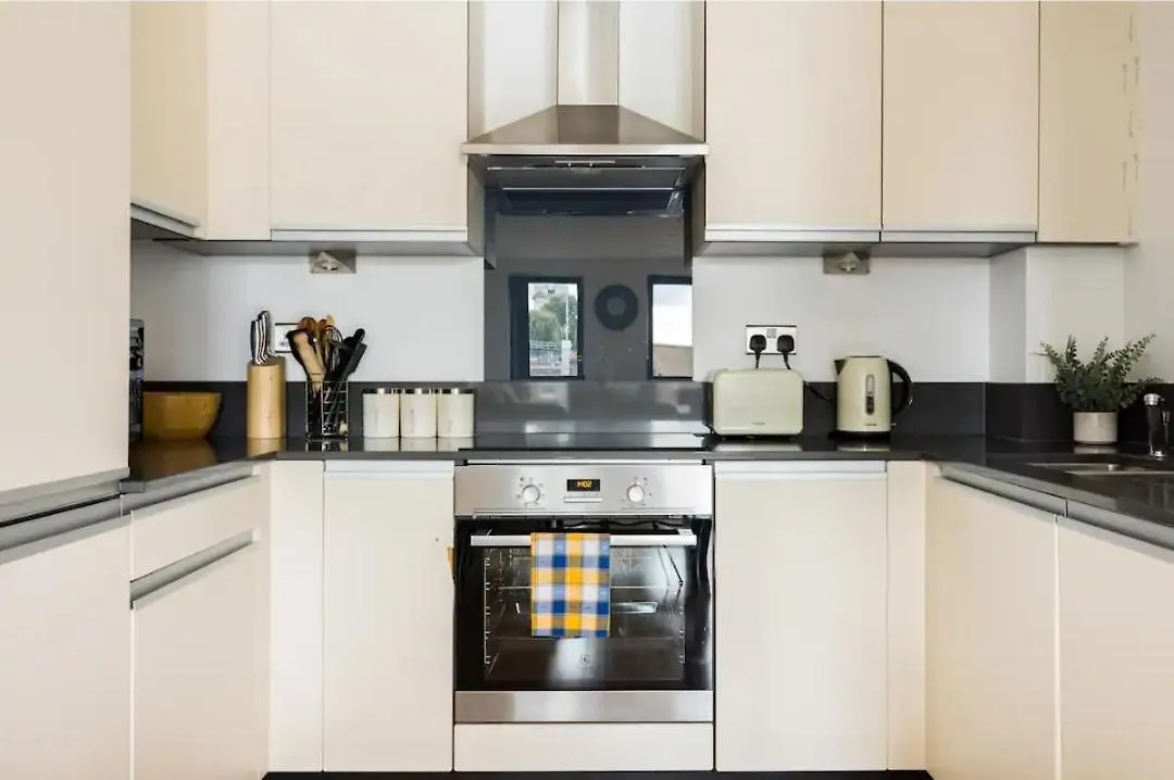 Elegant 2-Bedroom Flat Near London Bridge - Perfect Location With Easy City Access 0*,  Birleşik Krallık