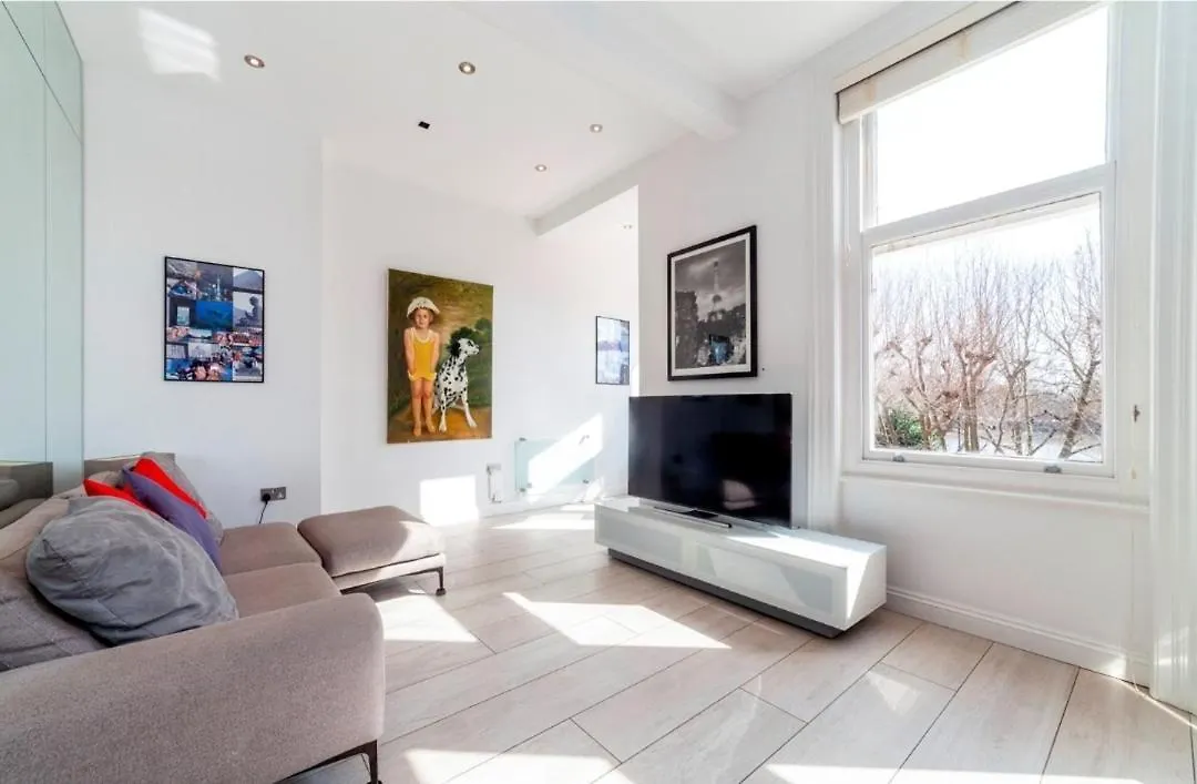 Elegant 2-Bedroom Flat Near London Bridge - Perfect Location With Easy City Access