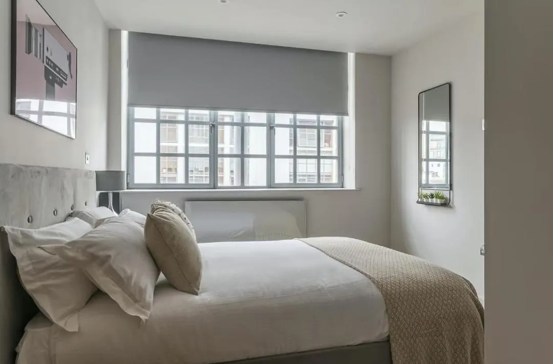 Elegant 2-Bedroom Flat Near London Bridge - Perfect Location With Easy City Access