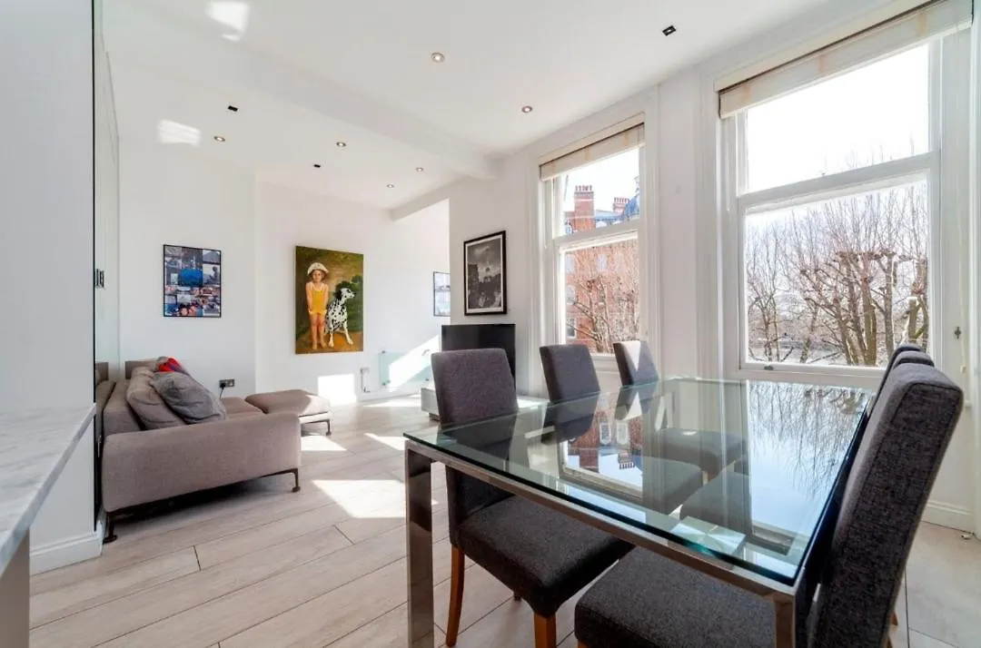 Elegant 2-Bedroom Flat Near London Bridge - Perfect Location With Easy City Access Daire